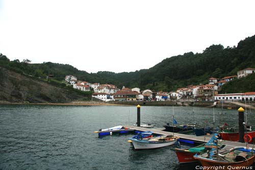 Vue sur village Tazones / Espagne 