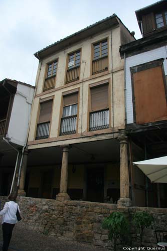 Beige Huis Avils / Spanje 