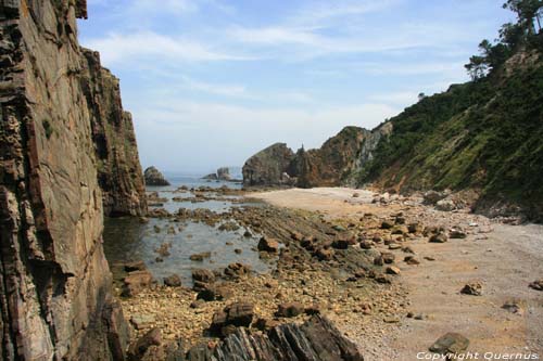 Strand voorbij Playa Silencio Castaeras in CUDILLERO / Spanje 