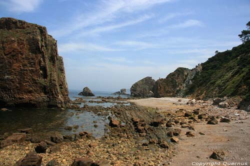 Strand voorbij Playa Silencio Castaeras in CUDILLERO / Spanje 