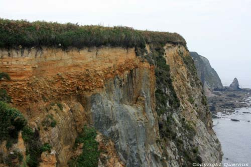 Couche de terre en dessus des rochers Busto / Espagne 