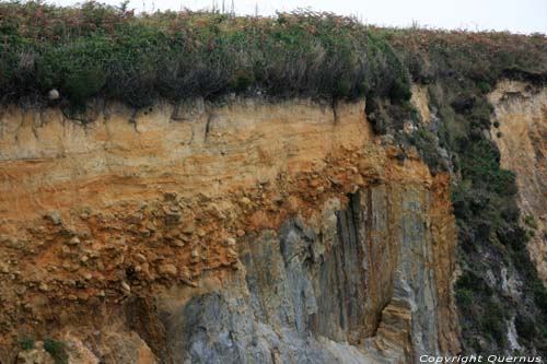 Couche de terre en dessus des rochers Busto / Espagne 