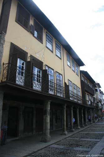 Gebouw met balkon op zuilen Guimares / Portugal 