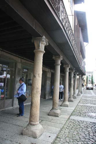 Gebouw met balkon op zuilen Guimares / Portugal 