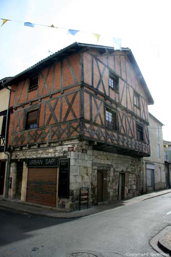 Hoekhuis met vakwerk Port Sainte Foy en Ponchapt / FRANKRIJK 