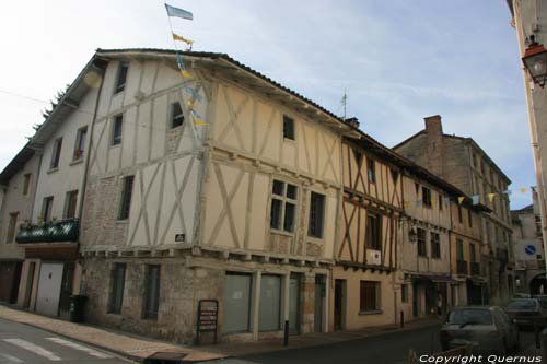 Huizen et vakwerk Port Sainte Foy en Ponchapt / FRANKRIJK 