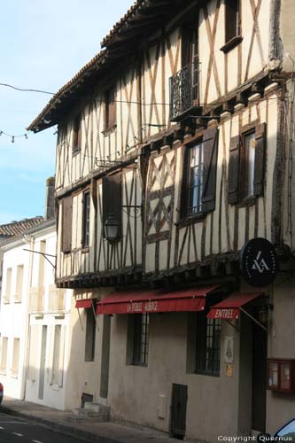 2 maisons  pan de bois Port Sainte Foy en Ponchapt / FRANCE 