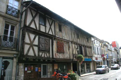 Huizen met vakwerk Port Sainte Foy en Ponchapt / FRANKRIJK 