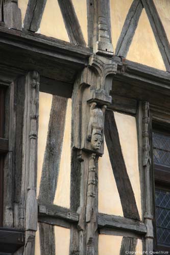 Uitkragend huis met vakwerk Port Sainte Foy en Ponchapt / FRANKRIJK 