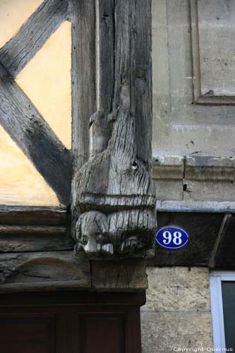 Uitkragend huis met vakwerk Port Sainte Foy en Ponchapt / FRANKRIJK 