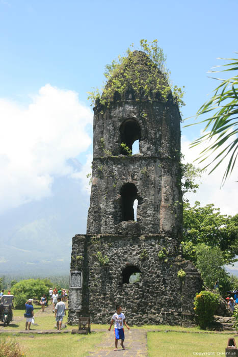 Rune Kerktoren van Cagsawa Daraga / Filippijnen 