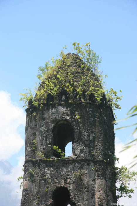 Rune Kerktoren van Cagsawa Daraga / Filippijnen 