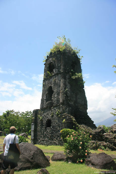 Rune Kerktoren van Cagsawa Daraga / Filippijnen 