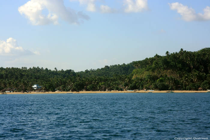 Kustlijn vanop zee Donsol / Filippijnen 