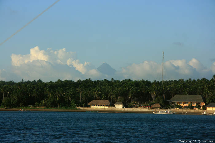 Vue lointaine sur Volcan Mont Mayon Donsol / Philippines 