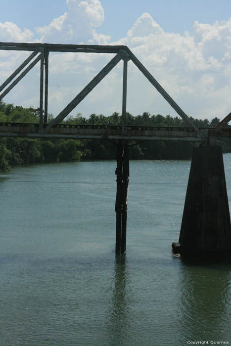 Kilbay Bridge Del Gallego / Philippines 