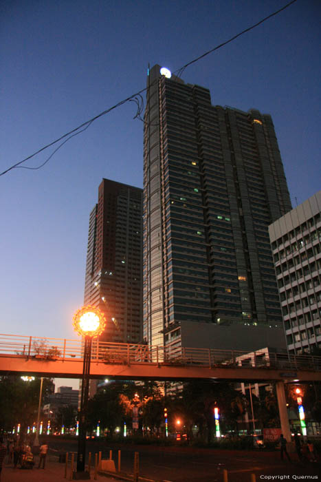 Vue de soire sur Golden Empire Tower Manila / Philippines 