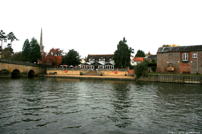 Restaurant next to Thames Wallingford / United Kingdom 