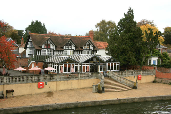 Restaurant next to Thames Wallingford / United Kingdom 