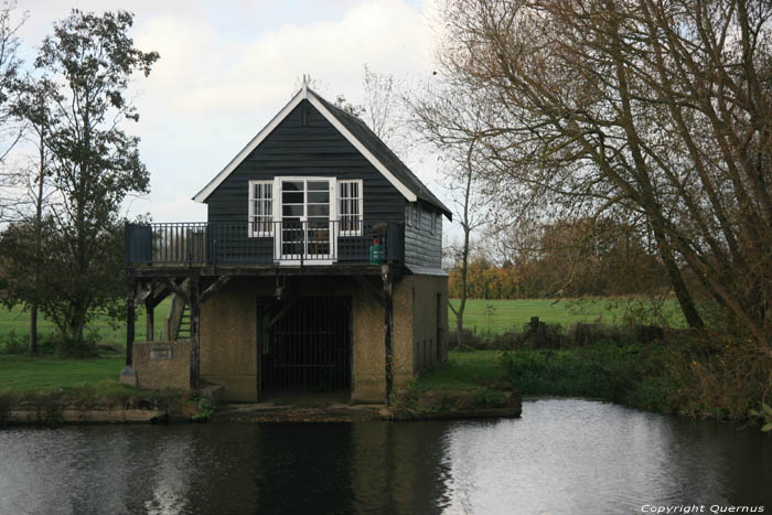 Small House with boat garage Dorchester / United Kingdom 