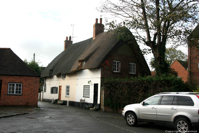 House with thatched roof Dorchester / United Kingdom 