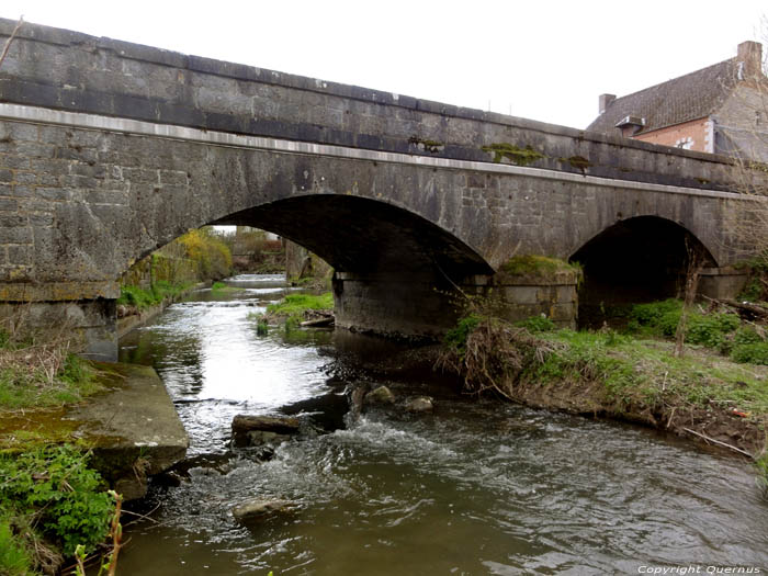 Brug en Hantes rivier Renlies in BEAUMONT / BELGI 