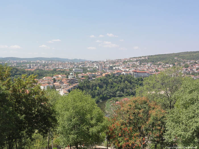 Zicht op Veliko Ternuvo stad Veliko Turnovo / Bulgarije 