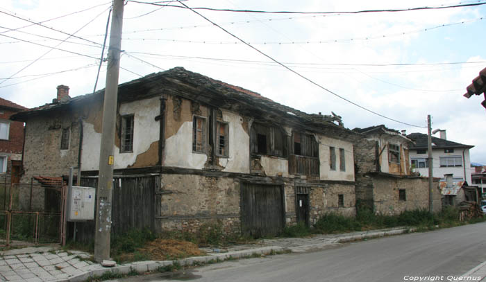 Oud huis in slechte staat Batak / Bulgarije 