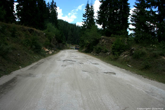 Slechte staat van de weg Shiroka in BATAK / Bulgarije 