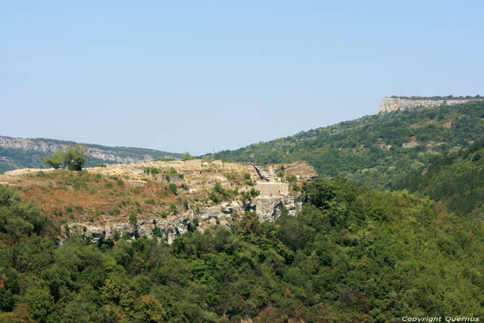 Zicht op kasteelrune aan overkant rivier Veliko Turnovo / Bulgarije 