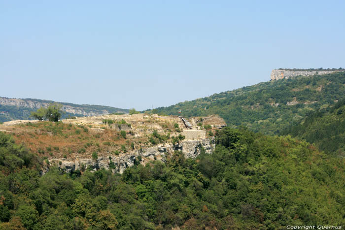 Zicht op kasteelrune aan overkant rivier Veliko Turnovo / Bulgarije 
