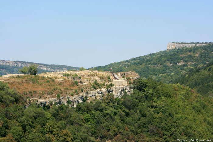 Vue sur runes de chteau  autre cot Veliko Turnovo / Bulgarie 