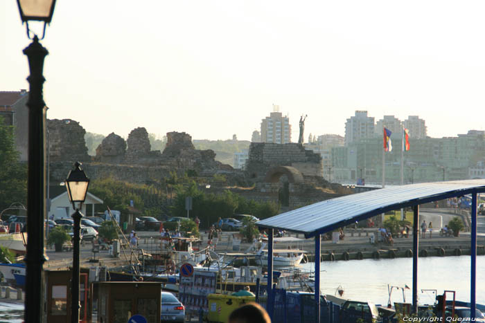 Vue sur Porte de ville et enceinte de ville Nessebar / Bulgarie 