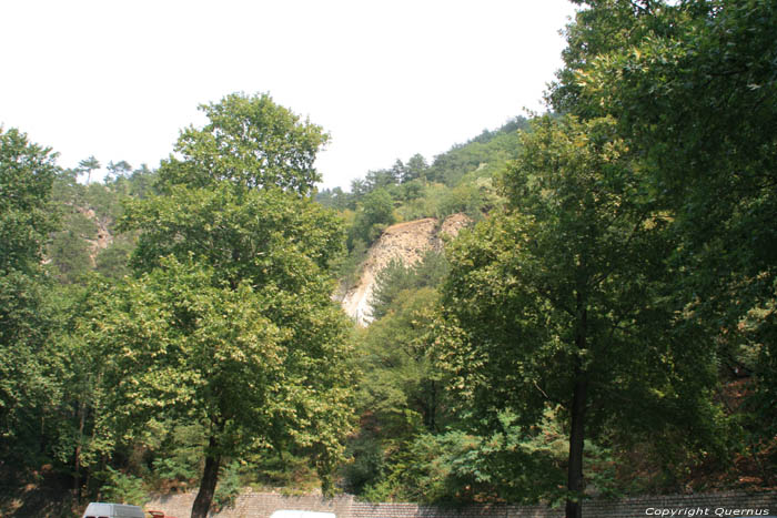 Landschap grond en rotsblokken Asenovgrad / Bulgarije 