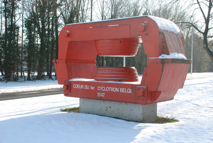 De rode oude cyclotron van Louvain la neuve LOUVAIN-LA-NEUVE in OTTIGNIES-LOUVAIN-LA-NEUVE / BELGI 