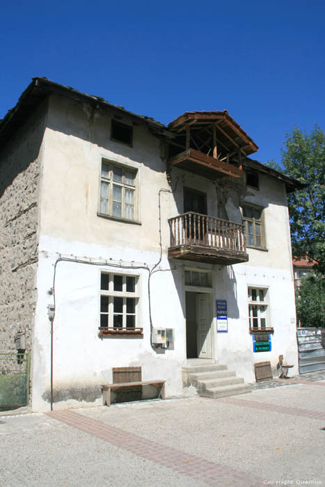 Gebouw met balkon (gemeentedienst?) Devin / Bulgarije 