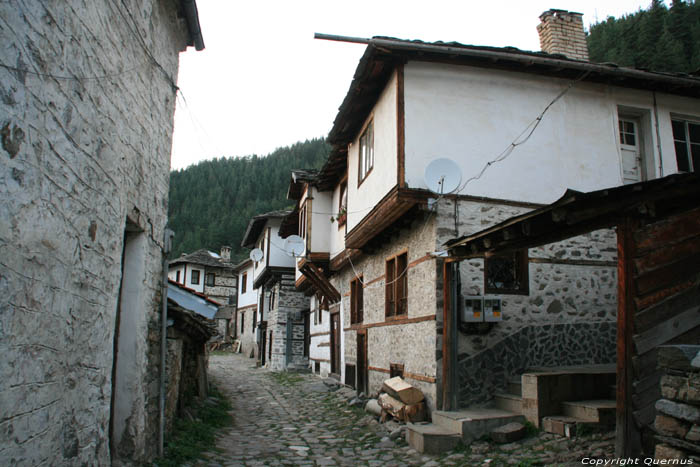 Zicht op typisch straatje Shiroka Luka / Bulgarije 