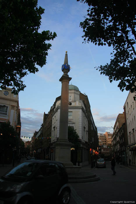 Zuil met Zonnewijzers LONDEN / Engeland 