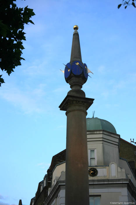 Zuil met Zonnewijzers LONDEN / Engeland 