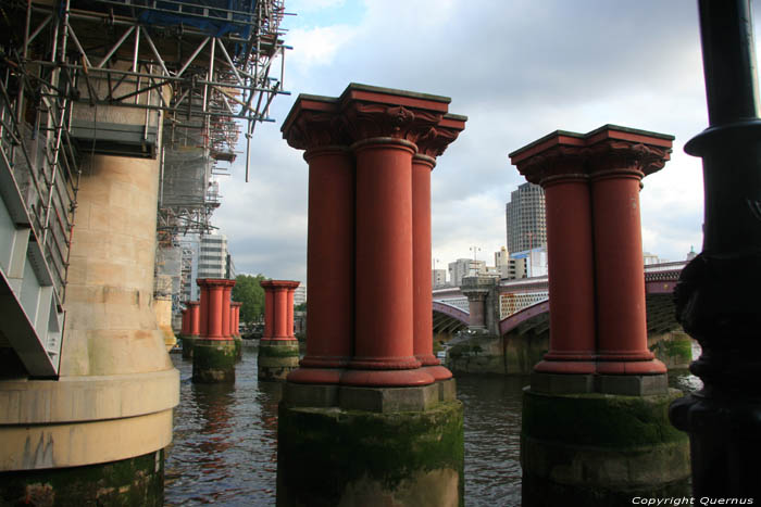 Piliers de Pont Blackfriars  LONDRES / Angleterre 