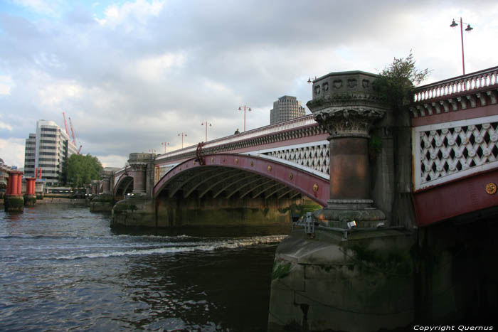 Piliers de Pont Blackfriars  LONDRES / Angleterre 