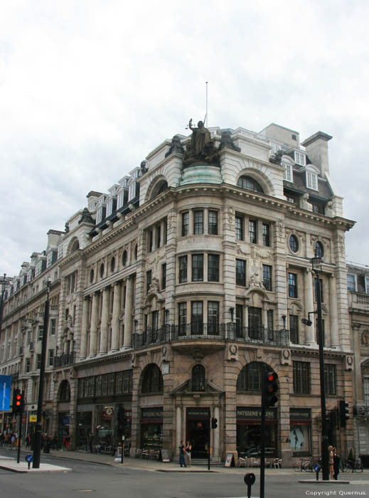 Building - patisserie Valerie LONDON / United Kingdom 
