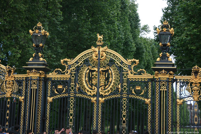 Portes de Palais Buckingham LONDRES / Angleterre 