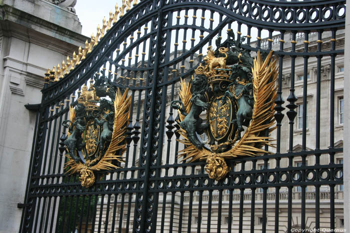 Portes de Palais Buckingham LONDRES / Angleterre 