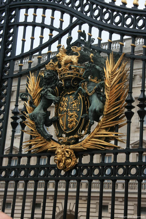 Portes de Palais Buckingham LONDRES / Angleterre 