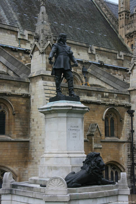 Statue Oliver Cromwell LONDRES / Angleterre 