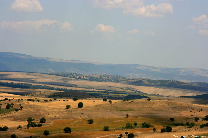 Zicht vanop heuveltop Izvorishte / Bulgarije 