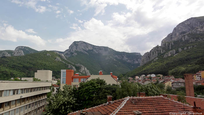 Uitzicht vanuit Vratza op Varteshnitza kloof Vratza / Bulgarije 