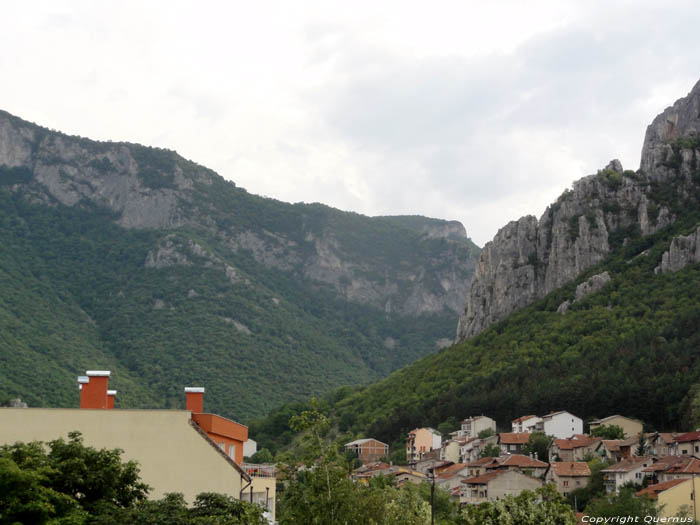 Uitzicht vanuit Vratza op Varteshnitza kloof Vratza / Bulgarije 