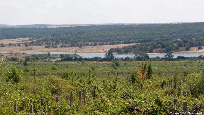 Zicht op Aitoska Meer Karageogievo in AITOS / Bulgarije 